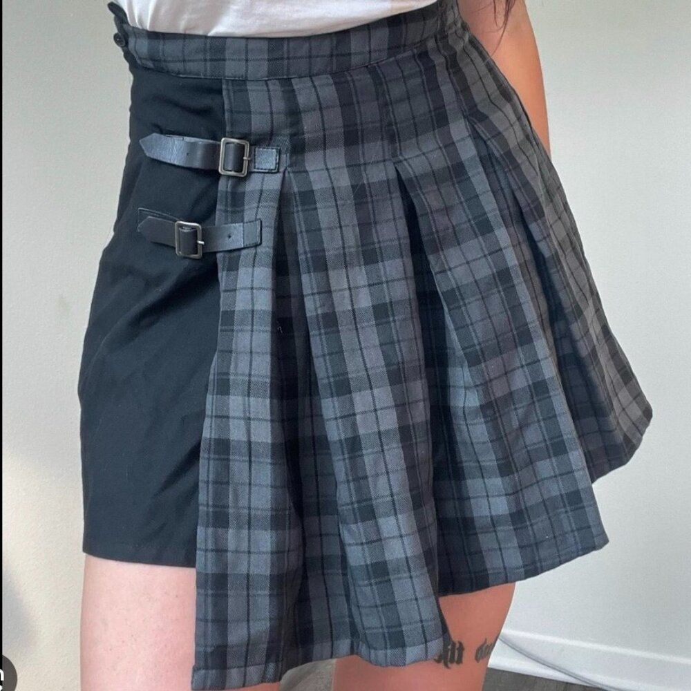 Hot Topic Black & Gray Plaid Pleated Skirt with Buckle Detail NWT Small